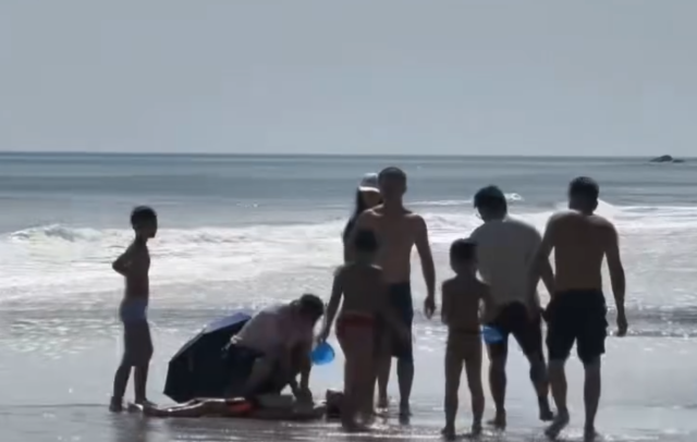 親屬給休克的小孩做胸部按壓。