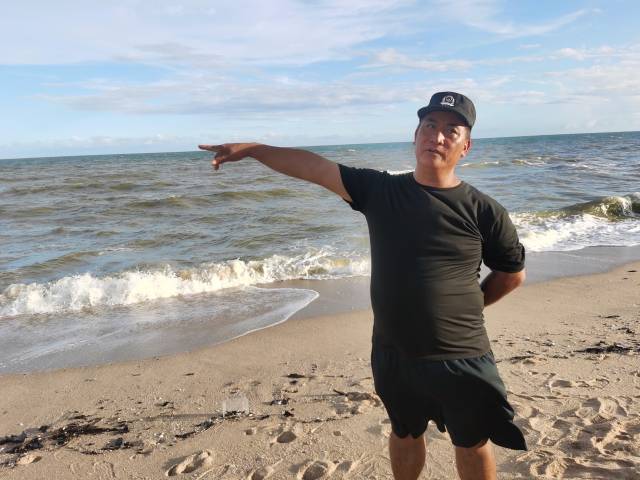 參與救人的鄧俊德向記者描述事發經過。 參與救人的鄧俊德向記者描述事發經過。