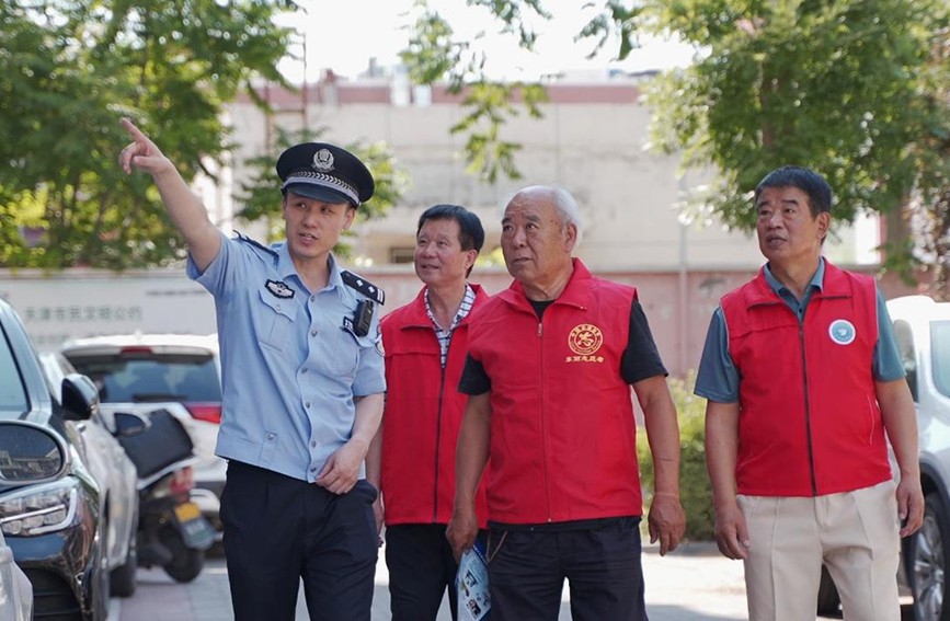 民警與“海河義警”在社區排查安全隱患 天津市公安局東麗分局供圖
