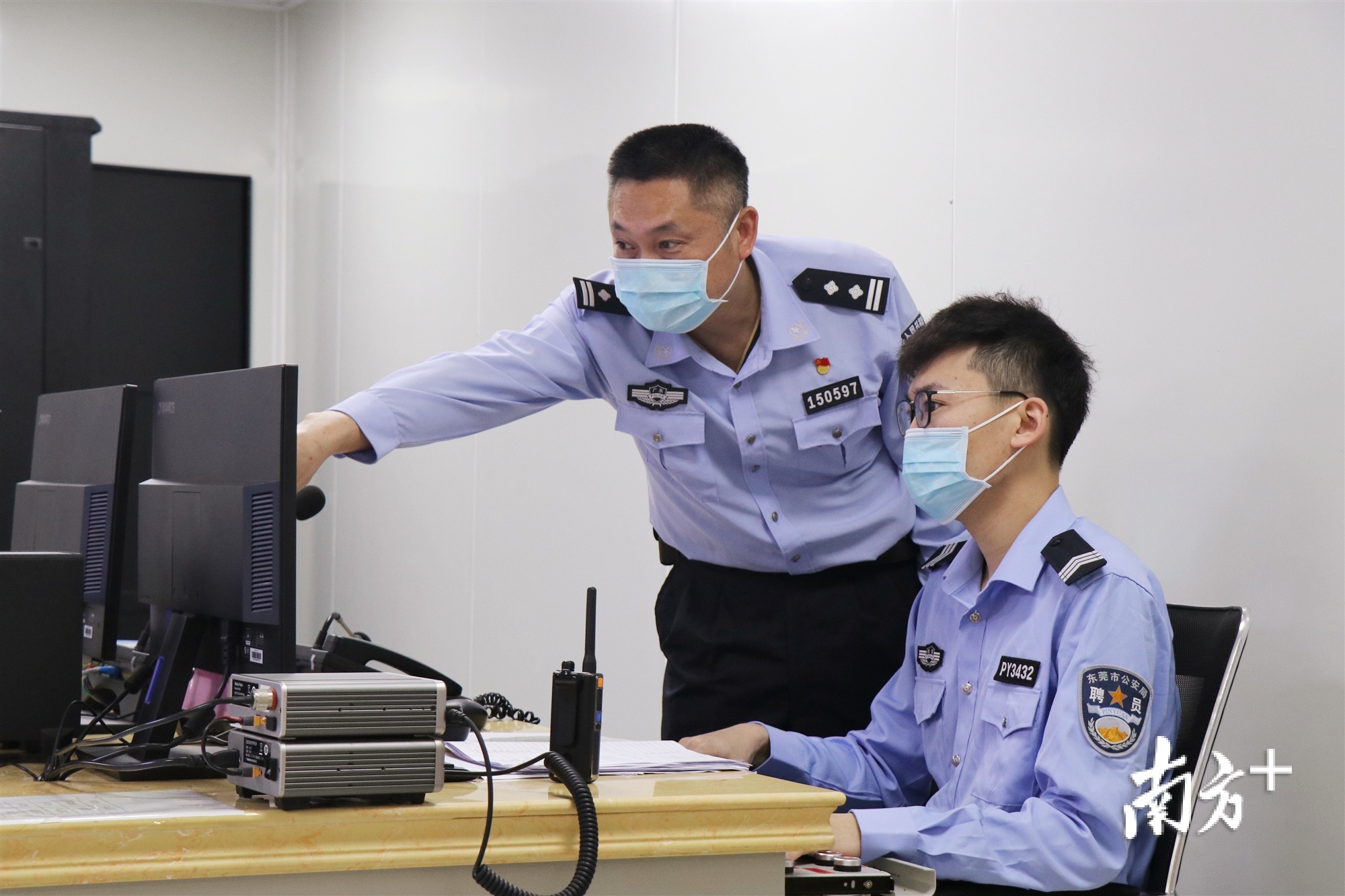 東莞市第二看守所管教一大隊教導員孔暖恩在監所指揮中心開展巡查工作。