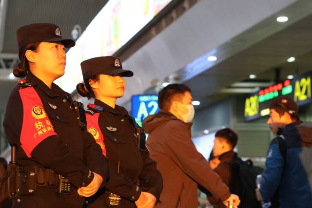 李文潔和鄧欣彤在執勤 李文潔和鄧欣彤在執勤