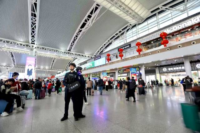 “南楓”護航隊由30名民警、24名學警組成