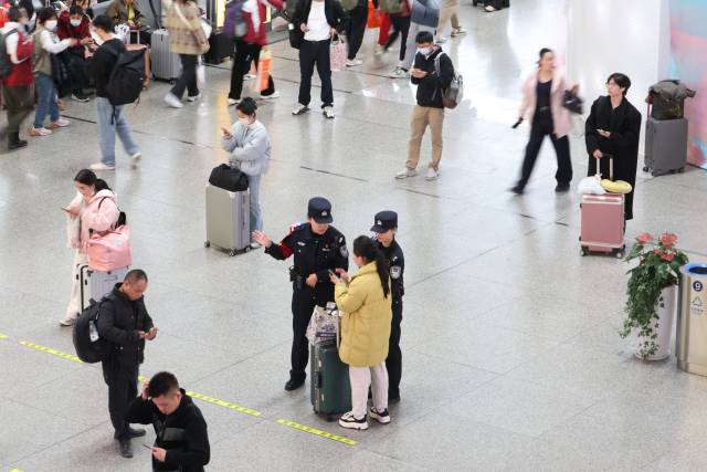 李文潔和鄧欣彤在服務旅客