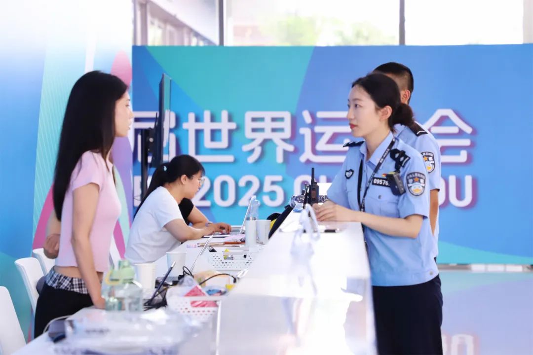 成都世運會開幕前夕，民警在東部賽區主媒體中心與工作人員交流，詳細了解場館運行情況，并協調安全保障工作。.JPG