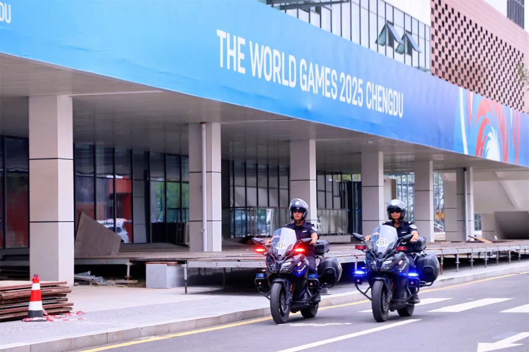 民警騎著警用摩托車在場館外巡邏，加強賽前重點區域執勤，為參賽選手和觀眾提供高效服務與安全保障.jpg