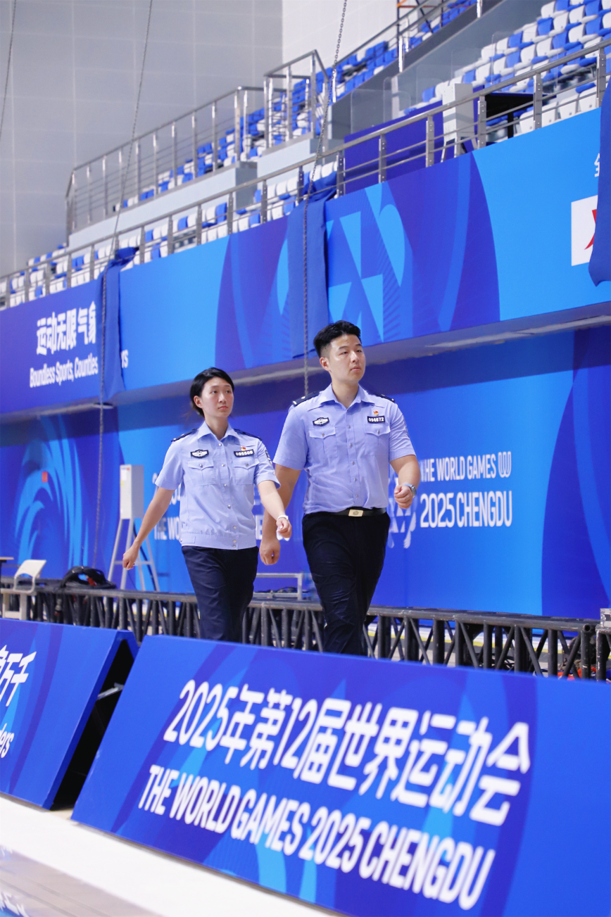 成都世運會游泳跳水館內，民警正在進行場館巡邏，重點檢查安檢設施和應急通道.PNG