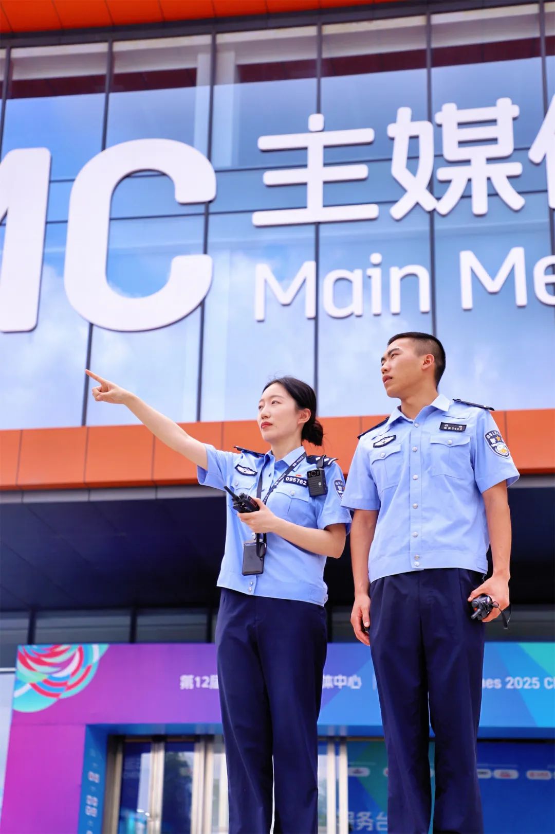 成都世運會東部賽區主媒體中心，執勤民警正在開展安全巡查工作。.JPG