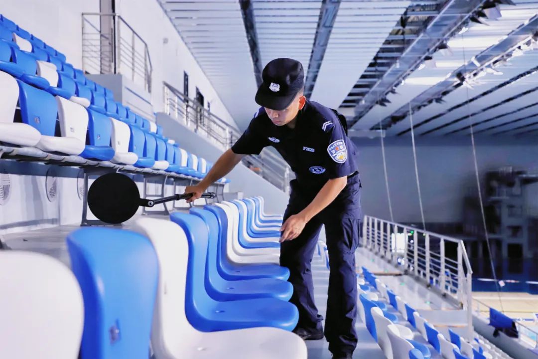 成都世運會游泳跳水館內，排爆民警正在對場館重點區域進行專業安檢。為參賽運動員和觀賽群眾筑牢安全防線。.JPG